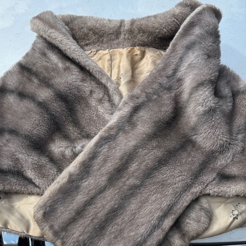 Elegant Gray Fur Shawl - Picture 7 of 9